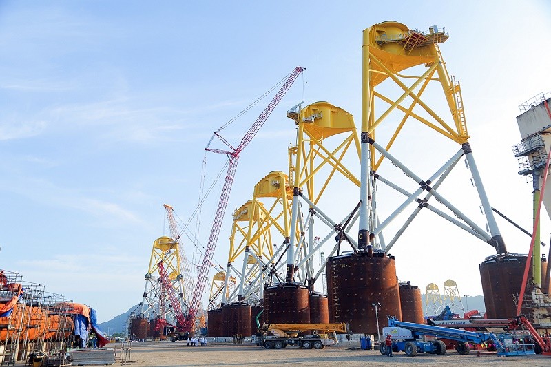 Công trường chế tạo chân đế cho dự án điện gió ngoài khơi ở nước ngoài của PTSC, thành viên của Petrovietnam.