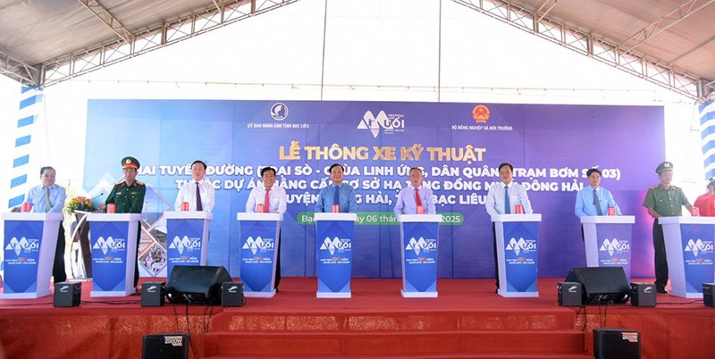 Lãnh đạo Bộ Nông nghiệp và Môi trường, tỉnh Bạc Liêu thực hiện nghi thức thông xe 2 tuyến đường nâng cấp hạ tầng đồng muối Đông Hải - Bạc Liêu.