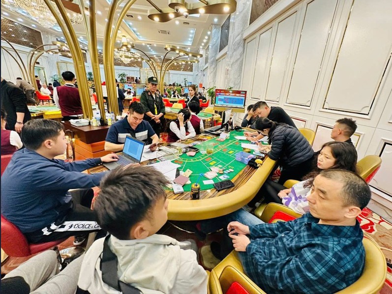 Công an tỉnh Lào Cai triệt phá đường dây tổ chức đánh bạc tại Câu lạc bộ thể thao cơ sở Bridge và Poker Khải Hoàng. Ảnh: CA Lào Cai