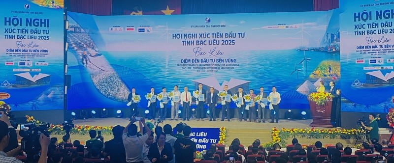 Lãnh đạo tỉnh Bạc Liêu trao quyết định chủ trương đầu tư cho 10 dự án điện gió với tổng vốn đầu tư gần 20.000 tỷ đồng Lãnh đạo tỉnh Bạc Liêu trao quyết định chủ trương đầu tư cho 10 dự án điện gió với tổng vốn đầu tư gần 20.000 tỷ đồng