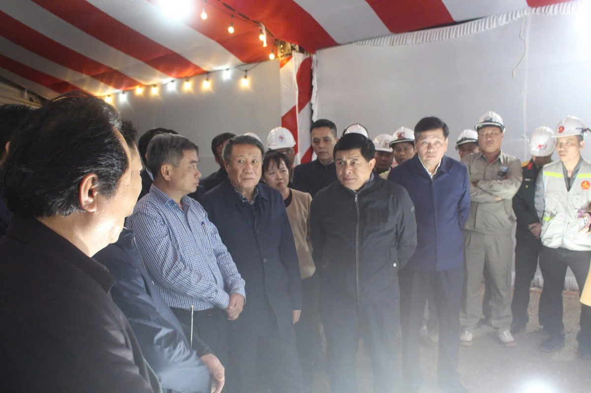 Phó thủ tướng Chính phủ Nguyễn Chí Dũng kiểm tra tiến độ tại hiện trường dự án cao tốc Vạn Ninh - Cam Lộ qua Quảng Trị. Ảnh: Duy Lợi