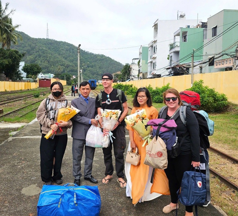 Bà Nguyễn Thị Kim Chung, Phó giám đốc Sở Du lịch tỉnh Bình Định (nay là Sở Văn hóa, Thể thao và Du lịch tỉnh Bình Định, thứ 2 từ phải sang) tặng hoa cho du khách đến Bình Định trong dịp đầu năm 2025. Bà Nguyễn Thị Kim Chung, Phó giám đốc Sở Du lịch tỉnh Bình Định (nay là Sở Văn hóa, Thể thao và Du lịch tỉnh Bình Định, thứ 2 từ phải sang) tặng hoa cho du khách đến Bình Định trong dịp đầu năm 2025.