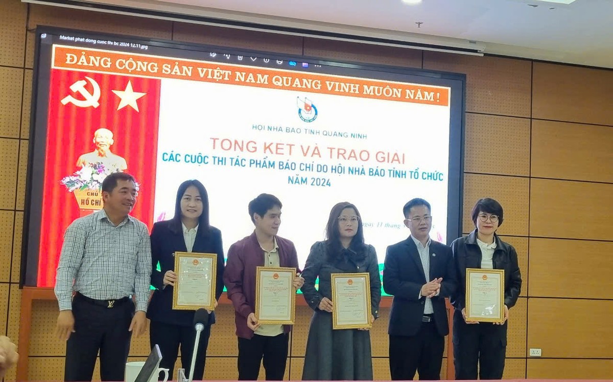 Phóng viên Nguyễn Thị Quỳnh Nga (thứ hai từ trái qua), Báo Tài chính - Đầu tư nhận giải C Phóng viên Nguyễn Thị Quỳnh Nga (thứ hai từ trái qua), Báo Tài chính - Đầu tư nhận giải C