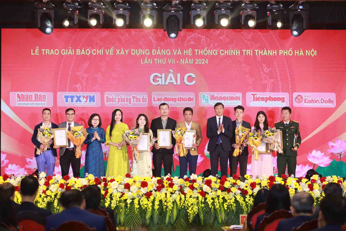 Trưởng ban Nội Chính Thành uỷ Đỗ Anh Tuấn và Phó tổng giám đốc TTX Việt Nam Đoàn Thị Tuyết Nhung trao Giải C cho các tác giả, nhóm tác giả đoạt giải.