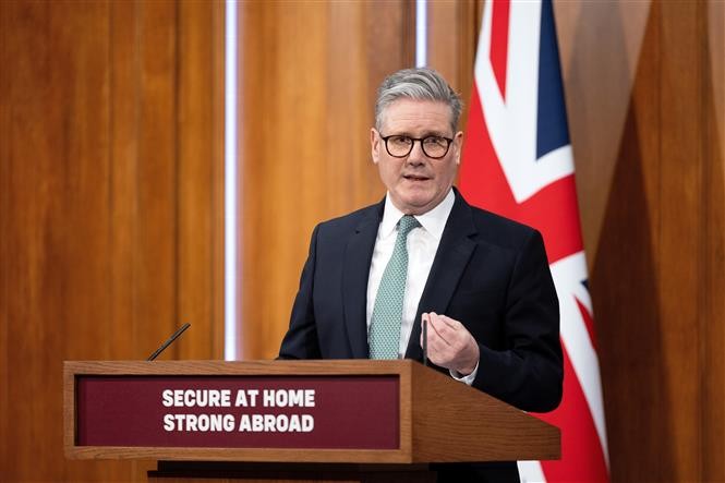 Thủ tướng Anh Keir Starmer phát biểu tại cuộc họp báo ở London. Ảnh tư liệu: THX/TTXVN