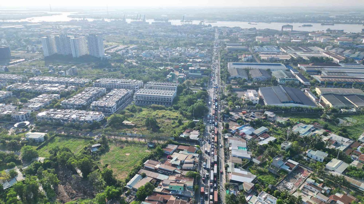 Trong ảnh là hàng dài xe container xếp hàng ra cảng Cát Lái thông qua nút giao thông Mỹ Thủy.