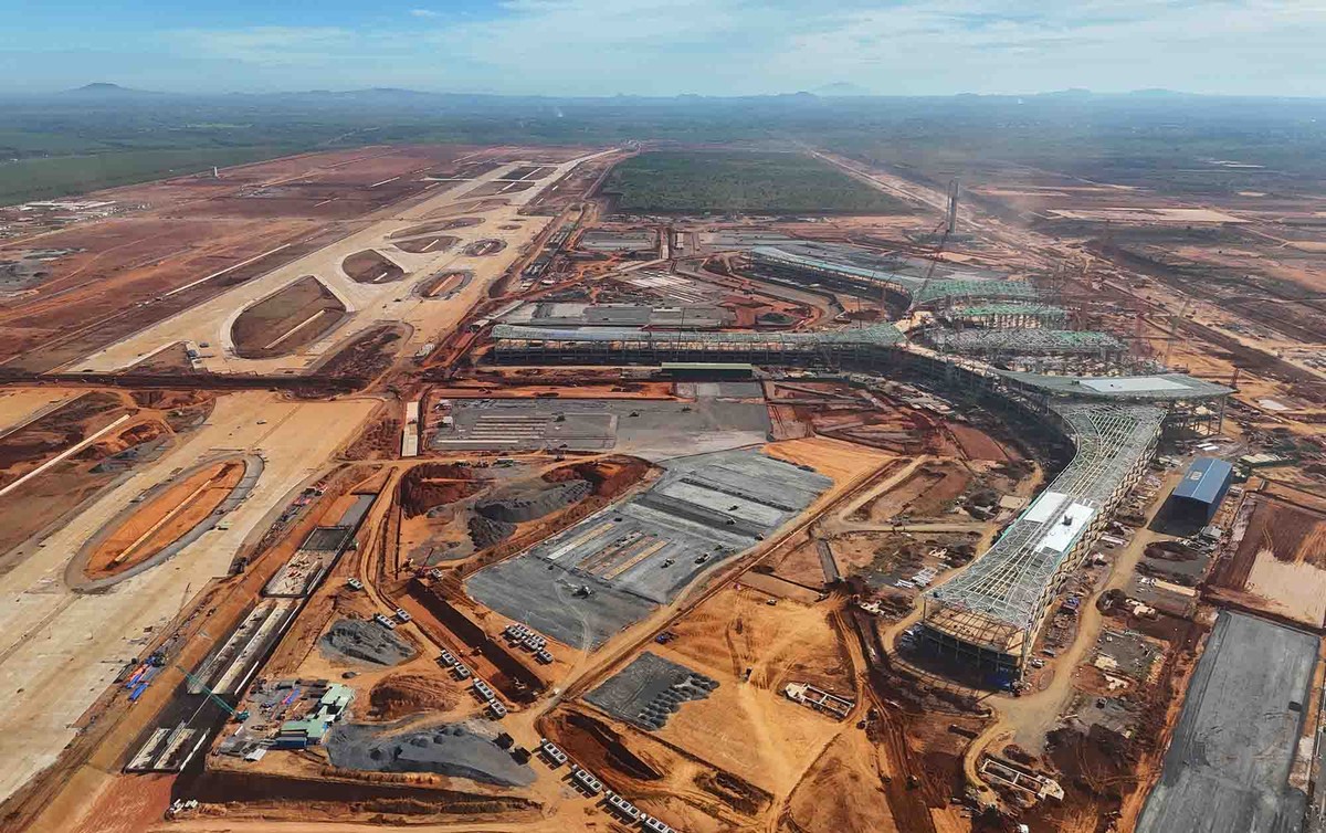 Ở hạng mục đường cất hạ cánh, đường lăn sân đỗ, liên danh các nhà thầu thi công đã huy động 2.084 nhân sự và 518 trang thiết bị máy móc với 50 mũi thi công. Ở hạng mục đường cất hạ cánh, đường lăn sân đỗ, liên danh các nhà thầu thi công đã huy động 2.084 nhân sự và 518 trang thiết bị máy móc với 50 mũi thi công.