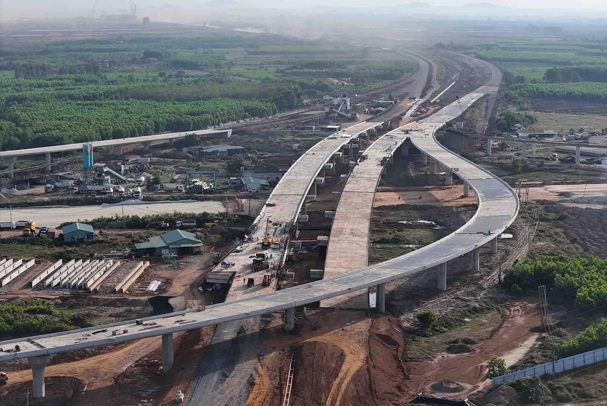 Các tuyến đường T1 và T2 kết nối với sân bay Long Thành cũng dần hoàn thiện. Các tuyến đường T1 và T2 kết nối với sân bay Long Thành cũng dần hoàn thiện.