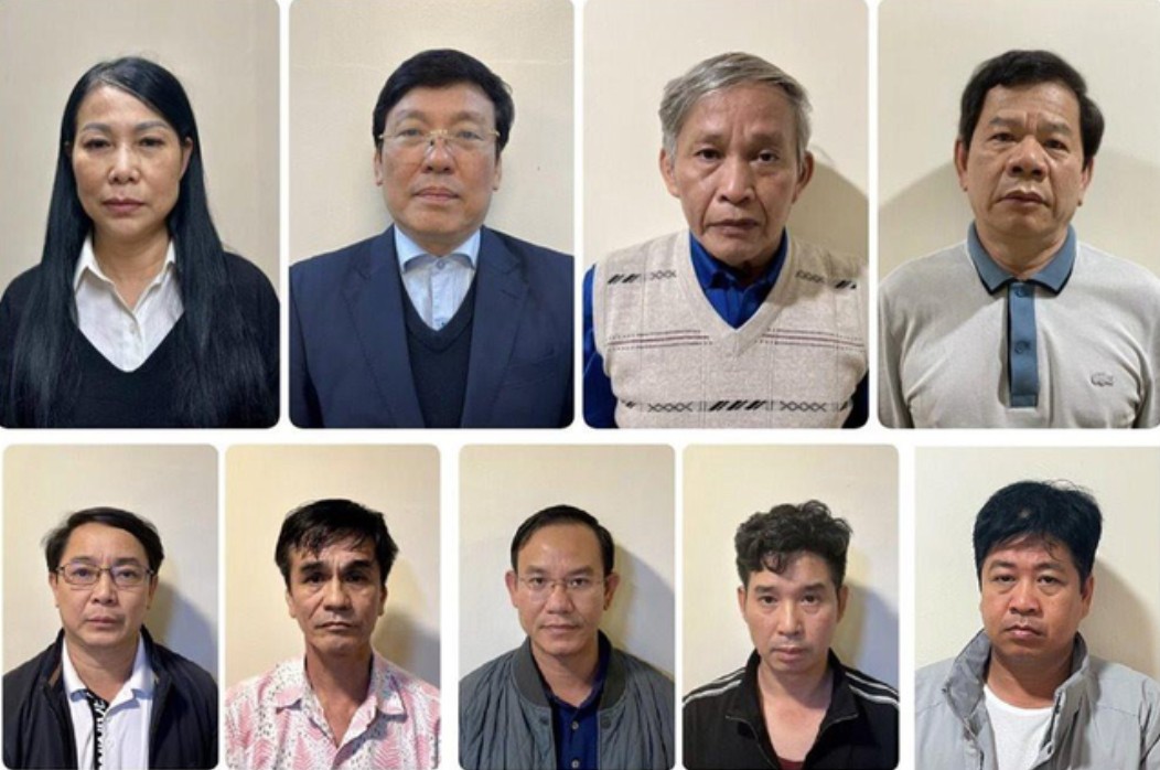 Hàng loạt cựu quan chức bị đề nghị truy tố do nhận hối lộ và có sai phạm liên quan tới các dự án Tập đoàn Phúc Sơn triển khai. Hàng loạt cựu quan chức bị đề nghị truy tố do nhận hối lộ và có sai phạm liên quan tới các dự án Tập đoàn Phúc Sơn triển khai.