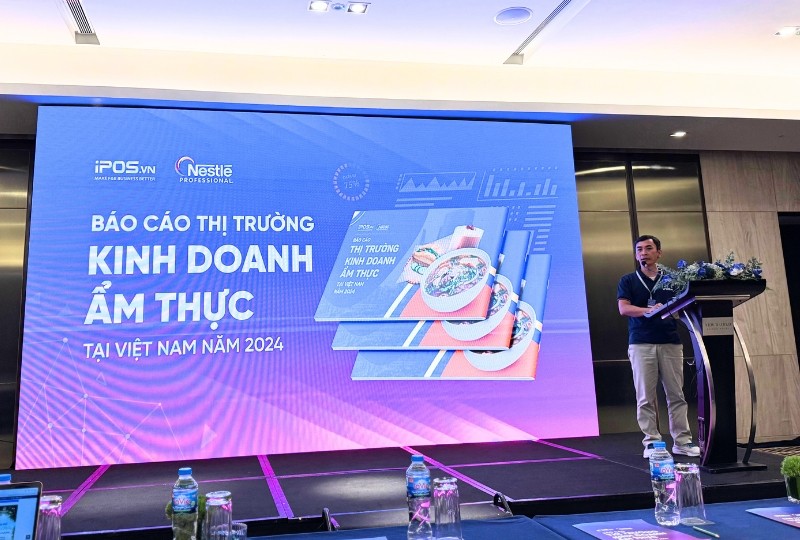 Ông Trương Văn Trực, Phó tổng giám đốc Công ty cổ phần iPOS.vn phát biểu tại họp báo. Ảnh: Hồng Hạnh.