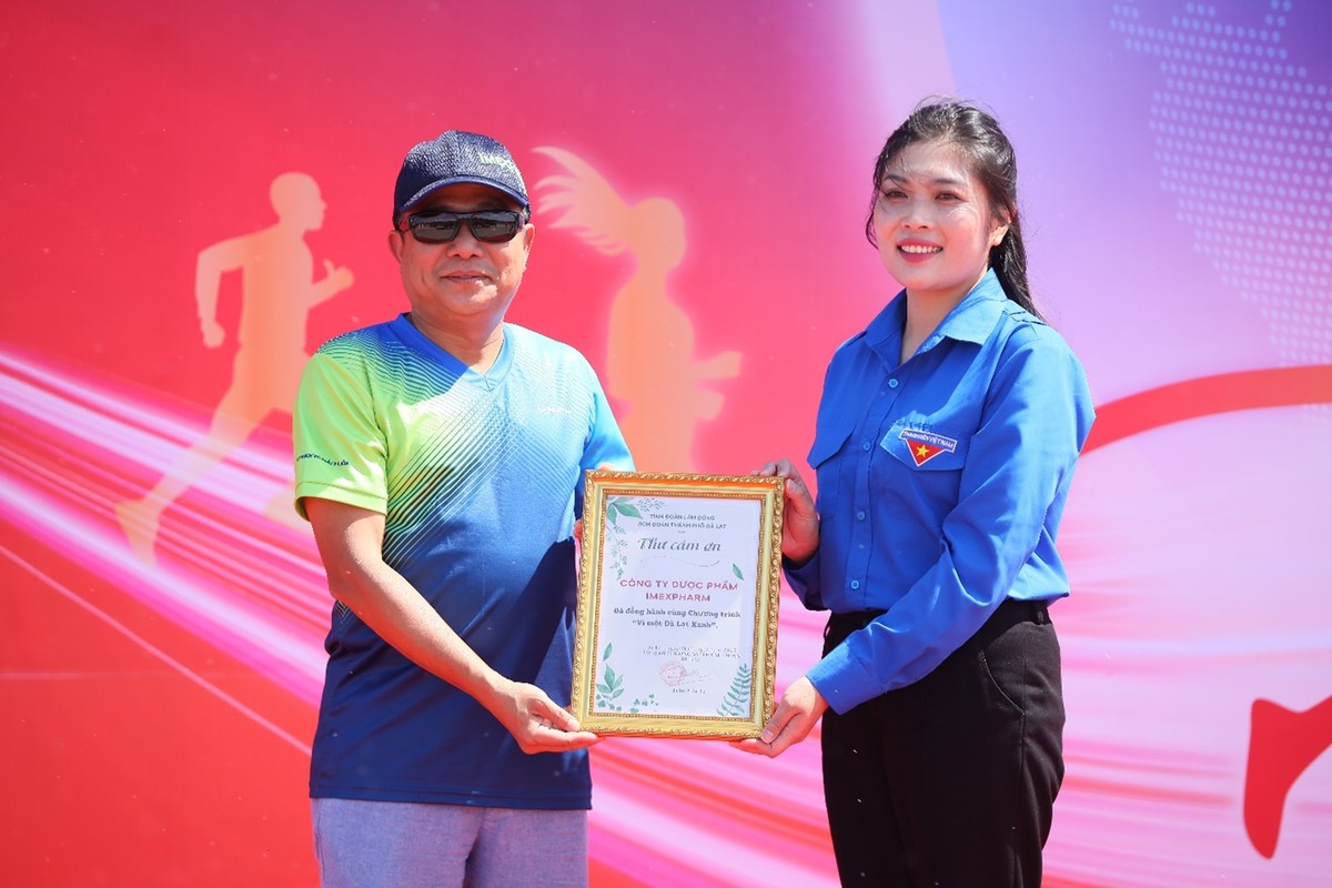 Đại diện Thành Đoàn TP. Đà Lạt (phải) trao Thư cảm ơn đến ông Nguyễn An Duy – Phó TGĐ Khối Tài chính Imexpharm, tri ân doanh nghiệp đã đồng hành cùng chương trình &quot;Vì một Đà Lạt xanh&quot;. Ảnh: Imexpharm.
