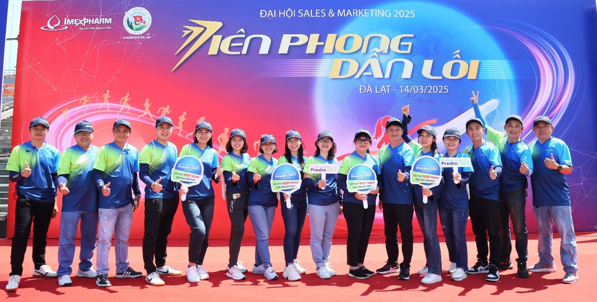 Đội ngũ Imexpharm tại buổi lễ trao tặng 500 cây xanh cho Thành đoàn TP Đà Lạt. Ảnh: Imexpharm