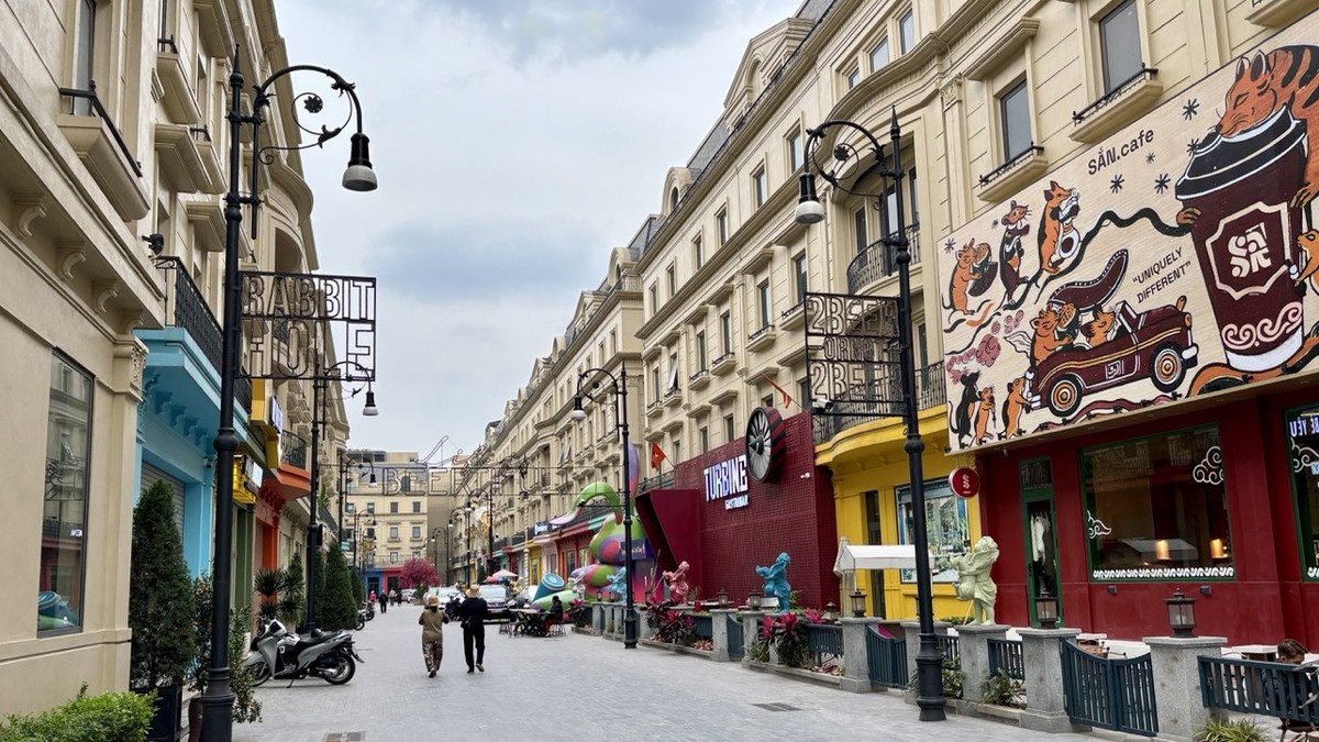 Hiện giá các căn shophouse tại đây dao động khoảng 300 - 380 triệu đồng/m2. Tuy nhiên, giá thuê tầng 1 của căn 93 m2, mặt tiền hướng vào khu phố đi bộ chỉ khoảng 12,5 triệu đồng/tháng. Nếu thuê toàn bộ 5 tầng, giá thuê sẽ khoảng 38 triệu đồng/tháng. Nếu so với tổng giá trị của căn shophouse, tỷ suất lợi nhuận từ việc cho thuê còn chưa đến 1,5%/năm. Hiện giá các căn shophouse tại đây dao động khoảng 300 - 380 triệu đồng/m2. Tuy nhiên, giá thuê tầng 1 của căn 93 m2, mặt tiền hướng vào khu phố đi bộ chỉ khoảng 12,5 triệu đồng/tháng. Nếu thuê toàn bộ 5 tầng, giá thuê sẽ khoảng 38 triệu đồng/tháng. Nếu so với tổng giá trị của căn shophouse, tỷ suất lợi nhuận từ việc cho thuê còn chưa đến 1,5%/năm.