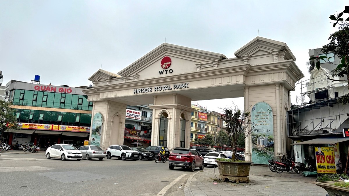 Trước cổng một khu đô thị tại xã Di Trạch, huyện Hoài Đức, các hàng quán kinh doanh tương đối nhộn nhịp. Trước cổng một khu đô thị tại xã Di Trạch, huyện Hoài Đức, các hàng quán kinh doanh tương đối nhộn nhịp.