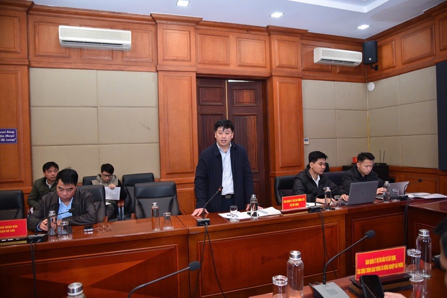 Đại diện Ban quản lý dự án đường sắt (Bộ Xây dựng) báo cáo tại cuộc họp.