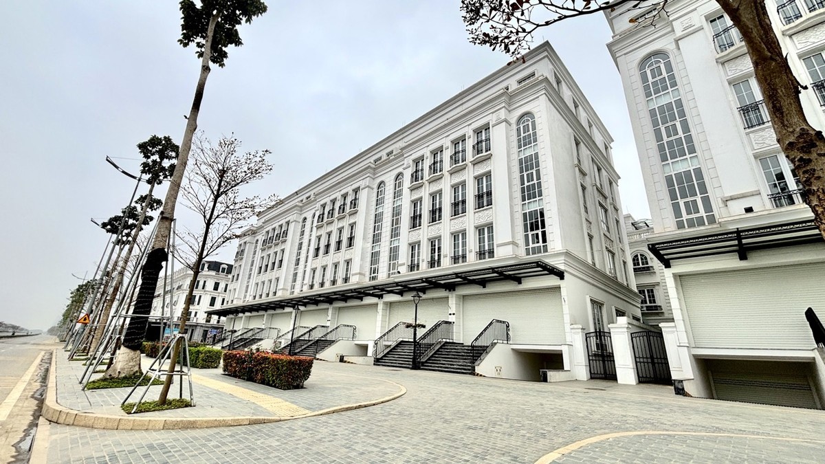 Những căn nhà liền kề tại một dự án ở phường Tây Tựu, quận Bắc Từ Liêm được chủ đầu tư mở bán với giá khoảng 360 triệu đồng/m2. Nhiều căn được bàn giao từ năm 2023, nhưng hiện vẫn trong tình trạng “cửa đóng, then cài”. Những căn nhà liền kề tại một dự án ở phường Tây Tựu, quận Bắc Từ Liêm được chủ đầu tư mở bán với giá khoảng 360 triệu đồng/m2. Nhiều căn được bàn giao từ năm 2023, nhưng hiện vẫn trong tình trạng “cửa đóng, then cài”.