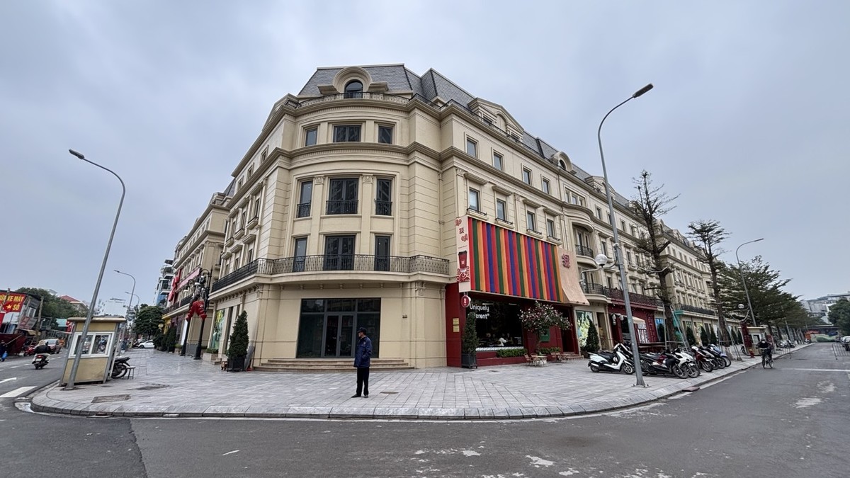 Những căn shophouse trong một khu đô thị tại xã Tân Triều, huyện Thanh Trì. Dù vẫn còn một số căn bỏ trống nhưng nhìn chung hoạt động kinh doanh tại đây tương đối nhộn nhịp. Những căn shophouse trong một khu đô thị tại xã Tân Triều, huyện Thanh Trì. Dù vẫn còn một số căn bỏ trống nhưng nhìn chung hoạt động kinh doanh tại đây tương đối nhộn nhịp.