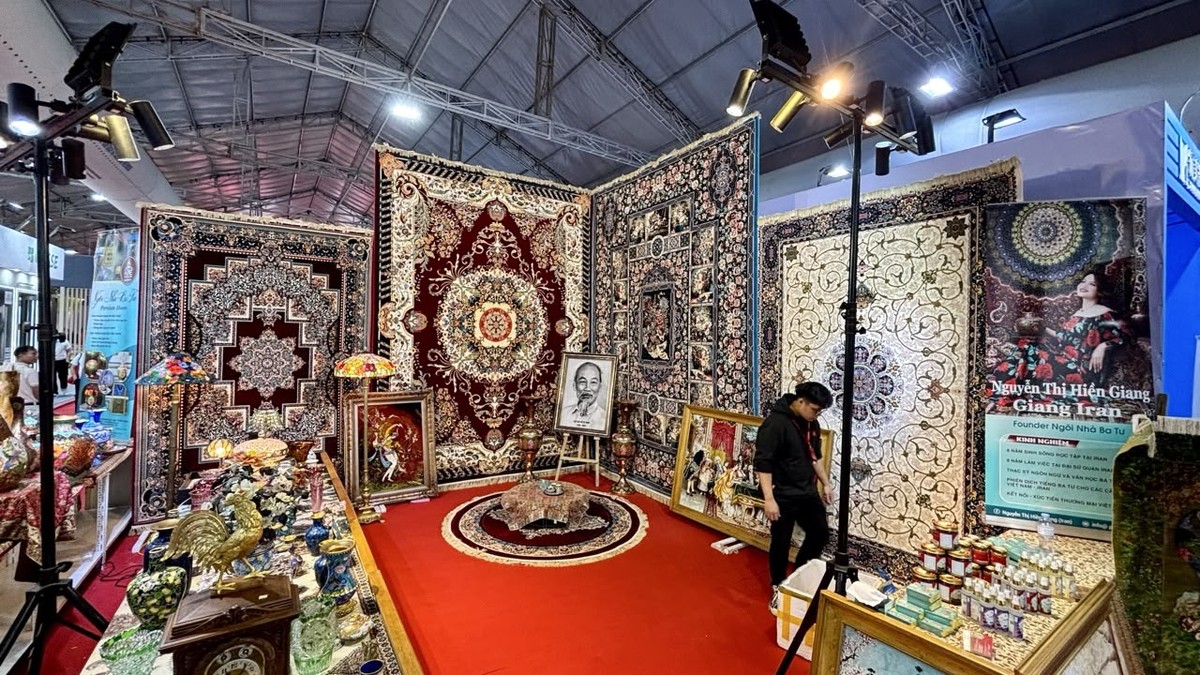 Nổi bật tại sự kiện là gian hàng của thương hiệu Ngôi Nhà Ba Tư. Những món đồ trang trí nội thất tại đây được nhập từ Iran với giá trị vô cùng lớn. Ví dụ, tấm thảm lớn màu nâu đỏ, hoạ tiết tròn đang có giá tới 100 triệu đồng.