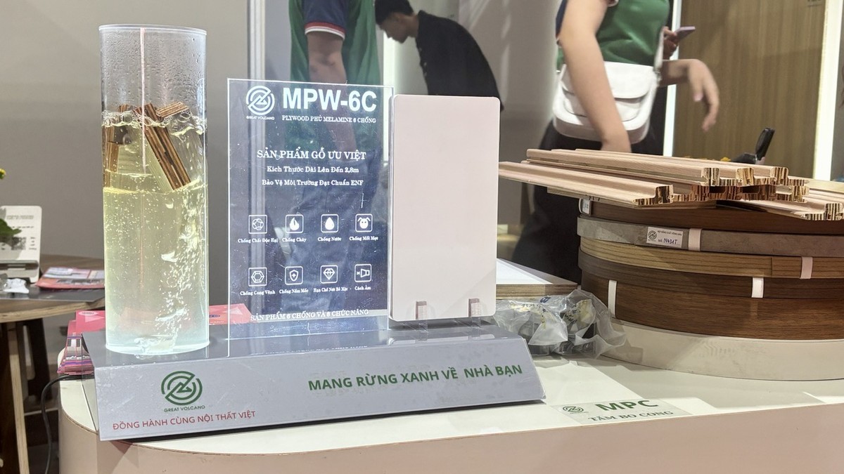 Công ty Great Volcano còn ngâm sản phẩm trong nước để khẳng định chất lượng gỗ.