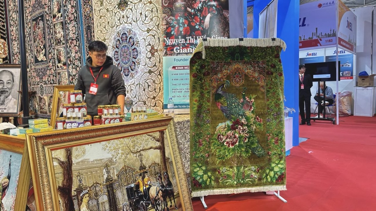 Dù có kích thước nhỏ hơn nhưng chiếc thảm xanh, in hình đôi công lại có giá lên tới gần 1 tỷ đồng. Sự đắt đỏ này đến từ việc sản phẩm được dệt hoàn toàn thủ công.