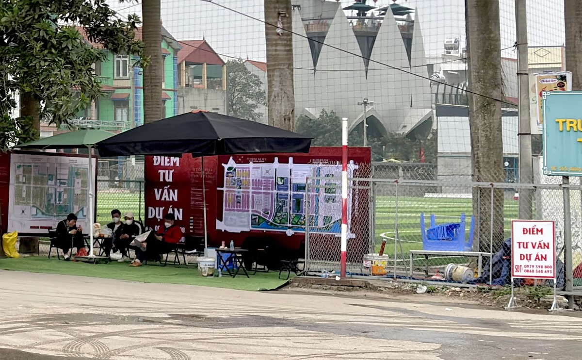 Hiện khu vực này đang có rất nhiều môi giới viên túc trực, tích cực tìm khách. Họ không chỉ bán các sản phẩm sơ cấp mà còn tranh thủ mời chào những lô đất thổ cư trong huyện.