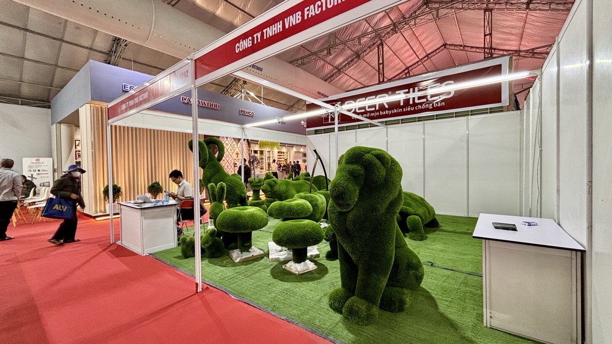 Một trong những sản phẩm “không đụng hàng” tại sự kiện là các mô hình trang trí của Công ty VNB Factory. Bên ngoài sản phẩm được bọc bởi cỏ nhân tạo, bên trong là nhựa nguyên sinh và được cố định bởi khung xương làm bằng sắt. Doanh nghiệp đã cung cấp mặt hàng này cho thị trường Mỹ và châu Âu trong suốt 13 năm qua.