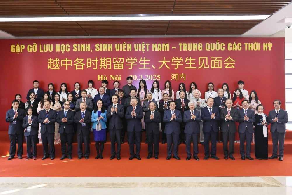 Tổng Bí thư Tô Lâm chụp ảnh cùng các đại biểu tham dự chương trình.