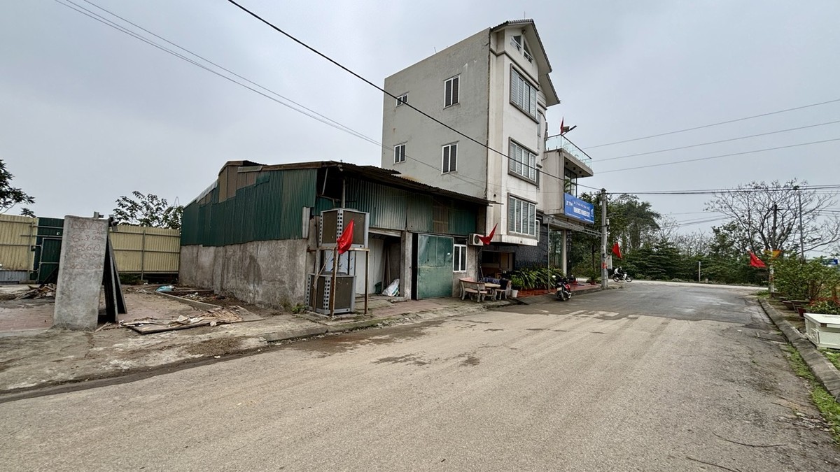 Mảnh đất trong hình “dựa lưng” vào dự án và có đường trước nhà rộng 7,5 m, mức giá đang được bên bán mời chào là 230 triệu đồng/m2. Khi phóng viên ngỏ ý muốn ký gửi môi giới mảnh đất, chính người này cũng lúng túng và không dám đảm bảo về khả năng thanh khoản.
