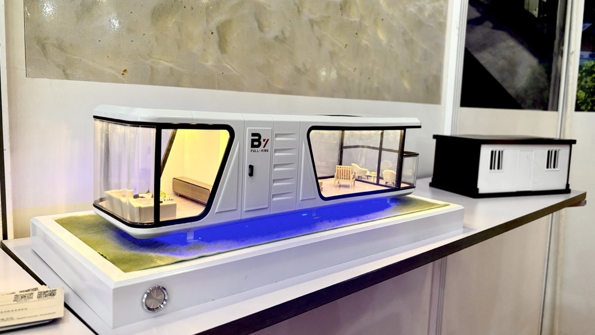 Căn nhà di động có diện tích 38 m2 và mức giá là 24.500 USD, đã bao gồm nội thất. Tiền vận chuyển từ nhà máy ở Trung Quốc đến cảng Hải Phòng là 3.900 USD. Sản phẩm sẽ được bảo hành 3 năm và mỗi lần bảo hành sẽ phải chuyển căn nhà sang Trung Quốc.