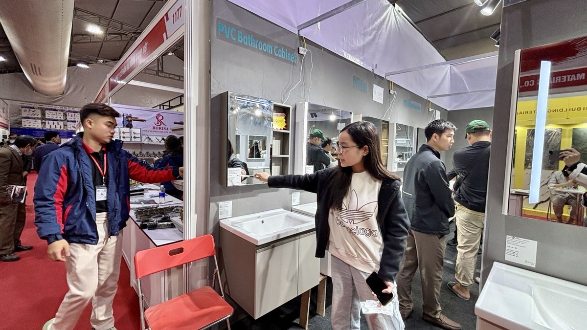 Mức giá luôn là thế mạnh của các doanh nghiệp Trung Quốc. Bộ tủ lavabo mà nữ nhân viên đang giới thiệu chỉ có giá hơn 1,3 triệu đồng. Trong khi đó, những mẫu tương tự trong nước được bán với giá từ 5 - 6 triệu đồng. Với mức giá cạnh tranh, có khách hàng đã ngỏ ý muốn nhập hàng, gắn thêm logo và mở bán tại Việt Nam.