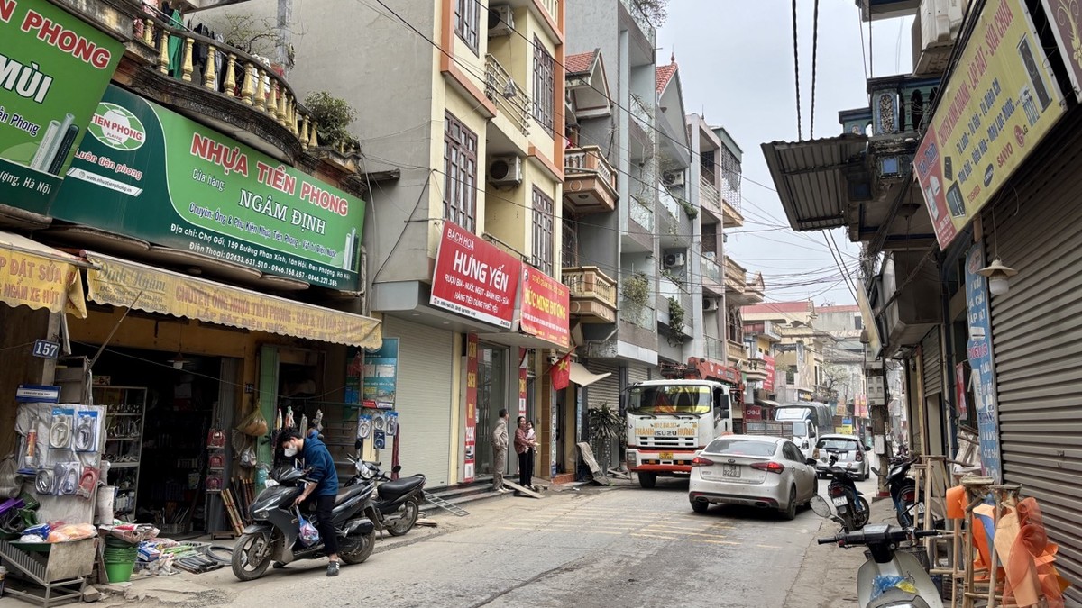 Trên đường Phan Xích, xã Tân Hội, một căn nhà rộng 70 m2, cao 4 tầng đang cho thuê cả nhà với giá 20 triệu đồng/tháng. Chủ nhà thẳng thắn cho biết, giá nhà tại đây hiện rất cao, thậm chí ngang với các căn liền kề trong dự án.