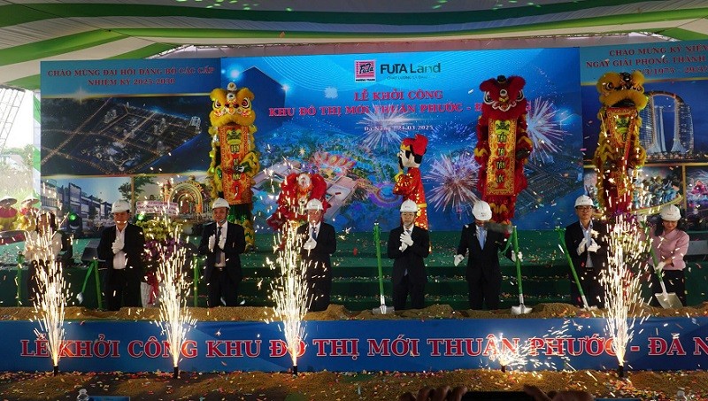 Các đại biểu thực hiện nghi thức khởi công Dự án Khu đô thị mới Thuận Phước. Các đại biểu thực hiện nghi thức khởi công Dự án Khu đô thị mới Thuận Phước.