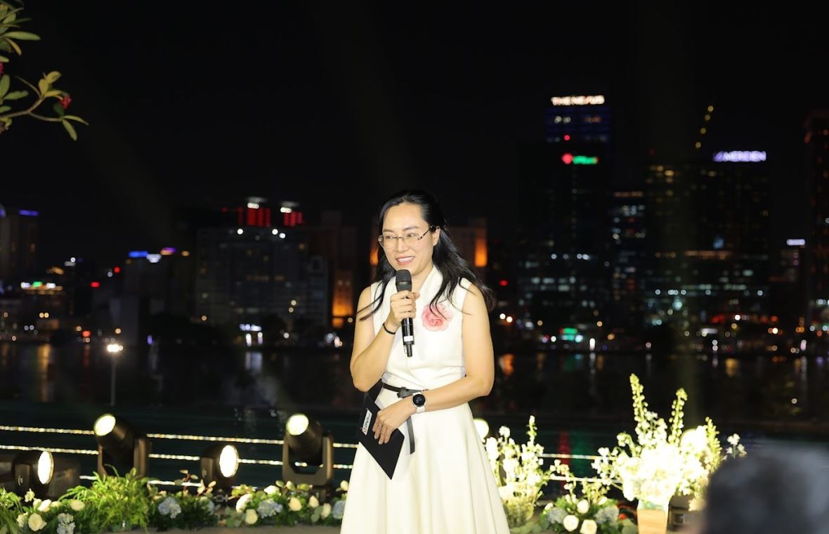 Bà Trịnh Quỳnh Giao – Tổng giám đốc PVI AM phát biểu cảm ơn, gửi lời tri ân đến các cổ đông, đối tác và khách hàng đã đồng hành trong suốt một thập kỷ qua Bà Trịnh Quỳnh Giao – Tổng giám đốc PVI AM phát biểu cảm ơn, gửi lời tri ân đến các cổ đông, đối tác và khách hàng đã đồng hành trong suốt một thập kỷ qua