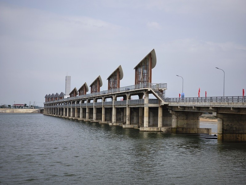 Đập dâng Phú Phong được hoàn thành chỉ trong vòng 2 năm. Đập dâng Phú Phong được hoàn thành chỉ trong vòng 2 năm.