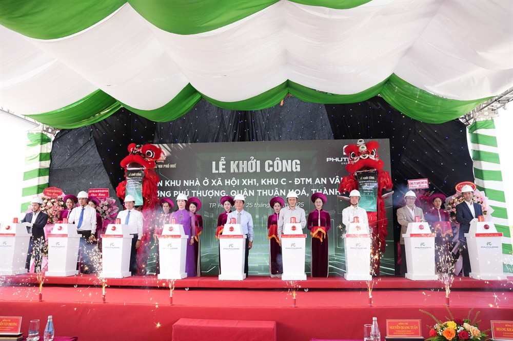 Các đại biểu nhấn nút khởi công Dự án nhà ở xã hội tại khu đất XH1