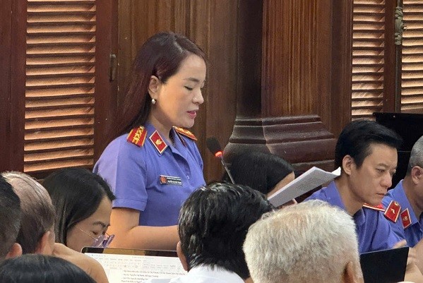 Đại diện Viện Kiểm sát Nhân dân TP.HCM (Viện Kiểm sát) trình bày phần luận tội và đề nghị mức án đối với các bị cáo. Đại diện Viện Kiểm sát Nhân dân TP.HCM (Viện Kiểm sát) trình bày phần luận tội và đề nghị mức án đối với các bị cáo.