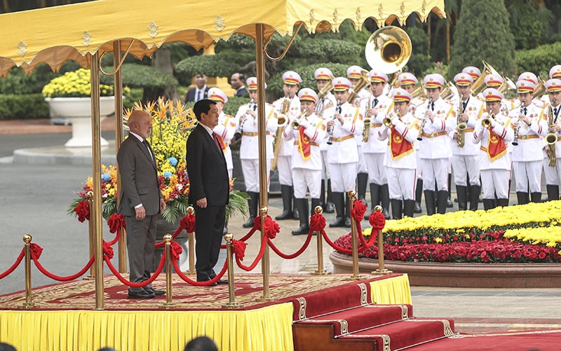 Chủ tịch nước Lương Cường và Tổng thống Lula da Silva thực hiện nghi thức chào Quốc kỳ hai nước. Chủ tịch nước Lương Cường và Tổng thống Lula da Silva thực hiện nghi thức chào Quốc kỳ hai nước.