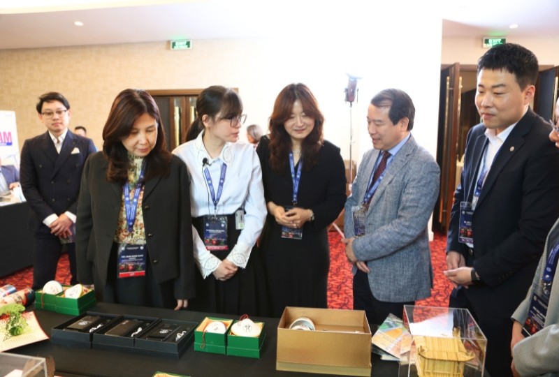 Các đại biểu tham quan không gian trưng bày tại Hội nghị. Các đại biểu tham quan không gian trưng bày tại Hội nghị.