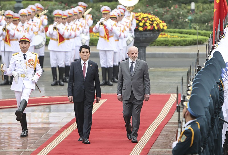 Chủ tịch nước Lương Cường và Tổng thống Lula da Silva duyệt Đội danh dự Quân đội nhân dân Việt Nam. Chủ tịch nước Lương Cường và Tổng thống Lula da Silva duyệt Đội danh dự Quân đội nhân dân Việt Nam.