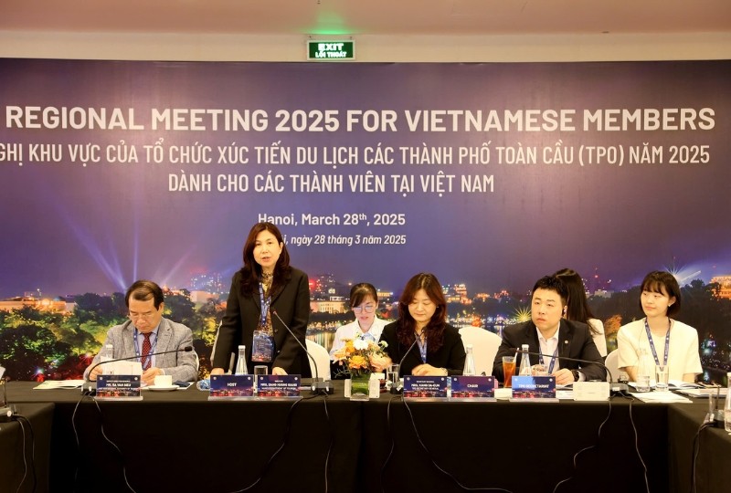 Bà Đặng Hương Giang, Giám đốc Sở Du lịch Hà Nội cho biết, các sản phẩm của du lịch Hà Nội rất phù hợp với thị trường khách Hàn Quốc và các thành viên TPO. Bà Đặng Hương Giang, Giám đốc Sở Du lịch Hà Nội cho biết, các sản phẩm của du lịch Hà Nội rất phù hợp với thị trường khách Hàn Quốc và các thành viên TPO.