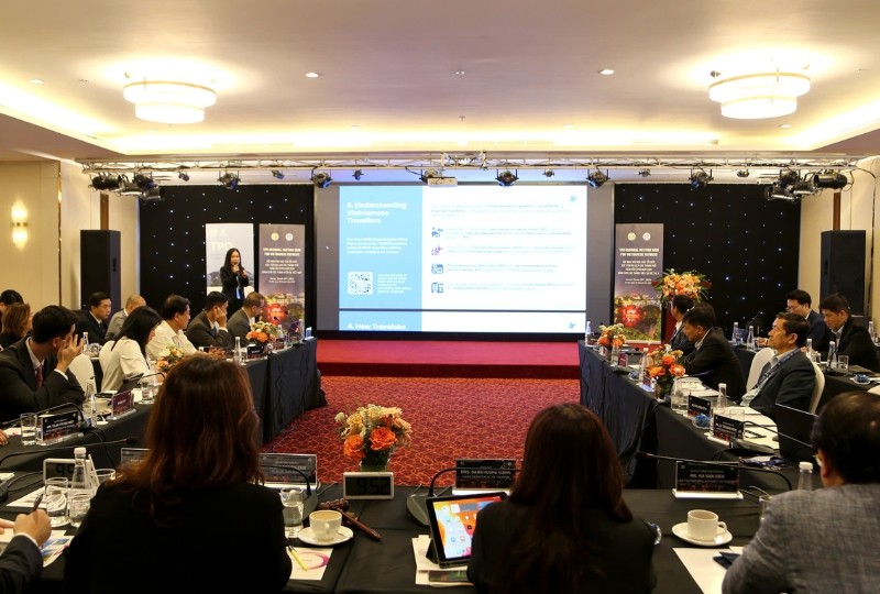 Bà Huỳnh Thị Mai Thy trình bày tham luận với chủ đề “Đại lý du lịch online và Du lịch địa phương: Quan hệ đối tác vì sự tăng trưởng bền vững”.