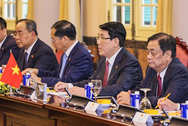 Chủ tịch nước Lương Cường và Đoàn đại biểu Việt Nam tại hội đàm. Chủ tịch nước Lương Cường và Đoàn đại biểu Việt Nam tại hội đàm.