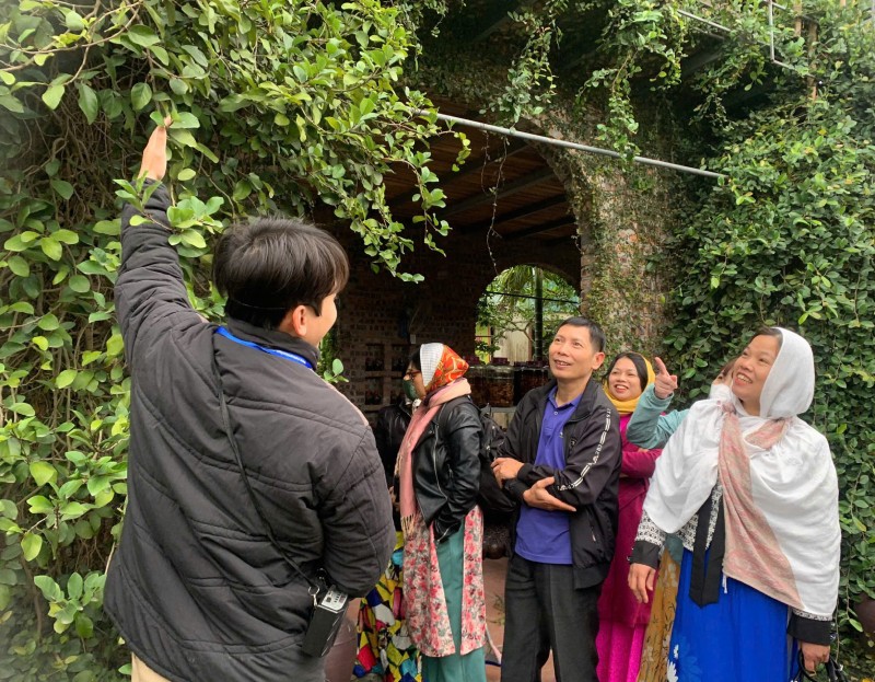 Du khách khám phá Khu du lịch Hồng Vân.