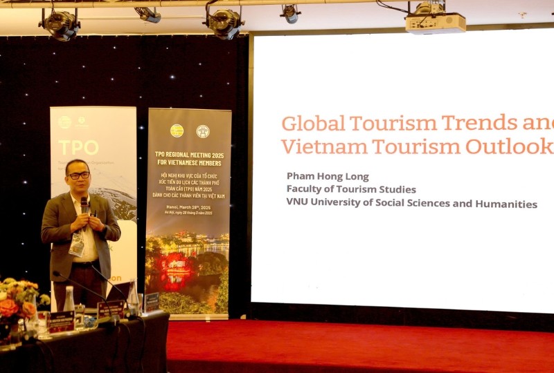 PGS.TS Phạm Hồng Long, Trưởng Khoa Du lịch học Trường Đại học Khoa học Xã hội và Nhân văn Đại học Quốc gia Hà Nội phát biểu tham luận tại Hội nghị. PGS.TS Phạm Hồng Long, Trưởng Khoa Du lịch học Trường Đại học Khoa học Xã hội và Nhân văn Đại học Quốc gia Hà Nội phát biểu tham luận tại Hội nghị.