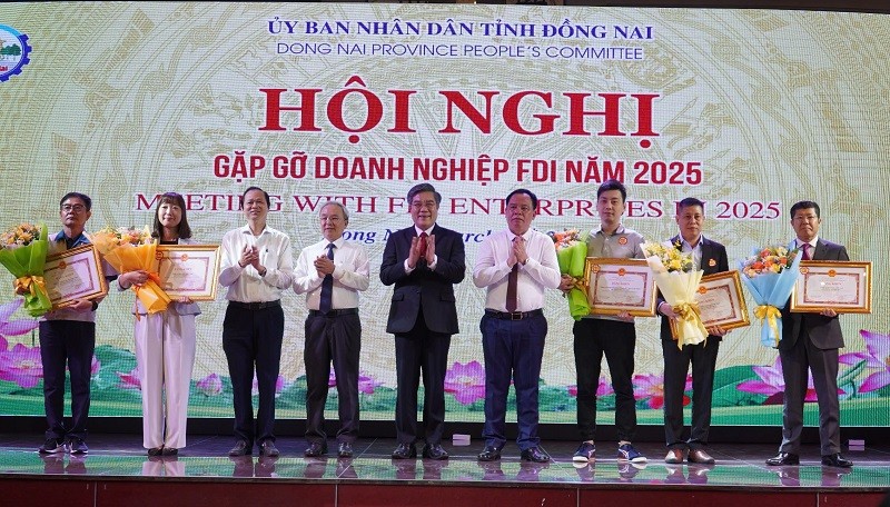 UBND tỉnh Đồng Nai trao bằng khen cho 5 doanh nghiệp FDI có thành tích xuất sắc trong sản xuất kinh doanh. Ảnh: Lê Anh