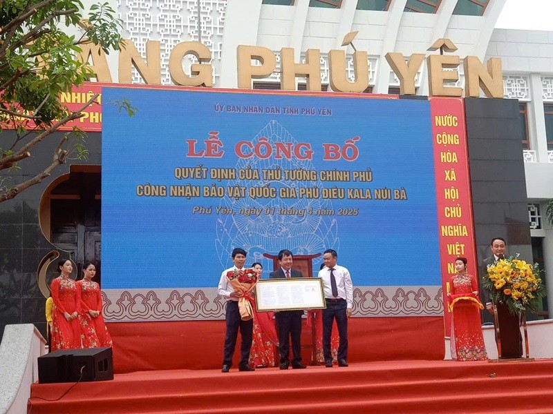 Lãnh đạo tỉnh Phú Yên trao Quyết định của Thủ tướng công nhận bảo vật quốc gia Phù điêu Kala Núi Bà.