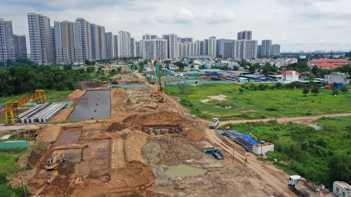 Việc huy động vốn xã hội phụ thuộc rất nhiều vào sự dẫn dắt của đầu tư công. Nhưng kết thúc quý I/2025, giải ngân vốn đầu tư công của Thành phố chỉ đạt 5,4%. Ảnh: Lê Toàn Việc huy động vốn xã hội phụ thuộc rất nhiều vào sự dẫn dắt của đầu tư công. Nhưng kết thúc quý I/2025, giải ngân vốn đầu tư công của Thành phố chỉ đạt 5,4%. Ảnh: Lê Toàn