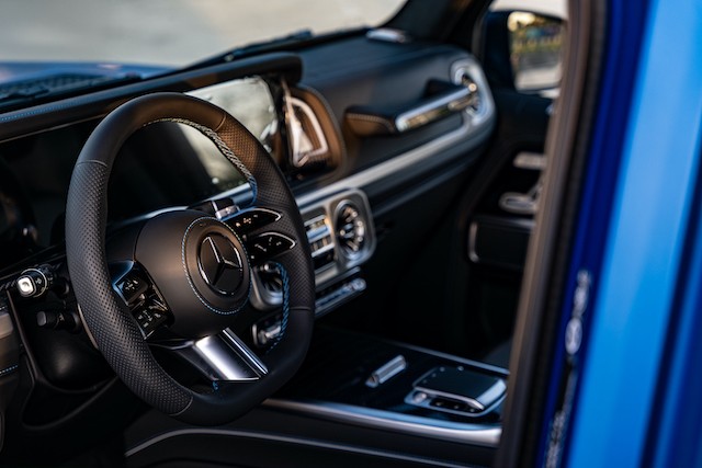 Phiên bản đang có mặt tại Việt Nam thuộc phiên bản “EDITION ONE” sở hữu gói thiết kế đặc biệt được trang bị tiêu chuẩn với các chi tiết màu xanh lam cùng mâm thể thao AMG với thiết kế nan 10 chấu đặc trưng của thương hiệu.