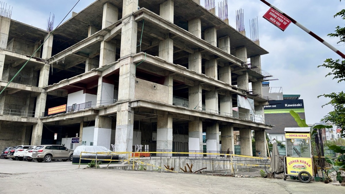 Dự án từng được kỳ vọng sẽ trở thành một “ngôi sao” trên thị trường bất động sản quận Hà Đông. Tuy nhiên, tháng qua tháng, năm qua năm, công trình này đã liên tục trễ hẹn bàn giao. Sau 17 năm, những khối bê tông này vẫn nằm trơ trọi giữa một trong những khu vực đắc địa nhất phường La Khê, quận Hà Đông. Dự án từng được kỳ vọng sẽ trở thành một “ngôi sao” trên thị trường bất động sản quận Hà Đông. Tuy nhiên, tháng qua tháng, năm qua năm, công trình này đã liên tục trễ hẹn bàn giao. Sau 17 năm, những khối bê tông này vẫn nằm trơ trọi giữa một trong những khu vực đắc địa nhất phường La Khê, quận Hà Đông.