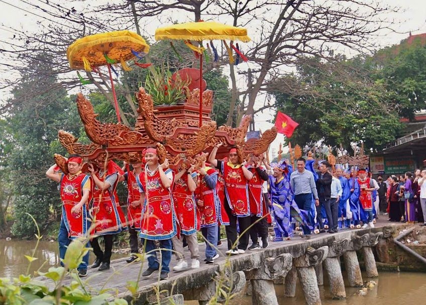 Được ví như một viên ngọc quý nằm yên ả bên sông Nguyệt Đức, làng Nôm sở hữu những dấu tích của quá khứ như một chứng nhân lịch sử sống động của cả dân tộc. Được ví như một viên ngọc quý nằm yên ả bên sông Nguyệt Đức, làng Nôm sở hữu những dấu tích của quá khứ như một chứng nhân lịch sử sống động của cả dân tộc.
